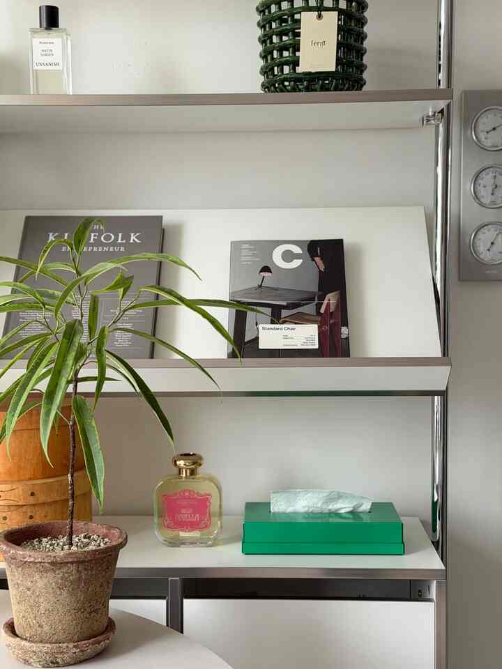 #製品協賛
＃五感レビュープログラムを通じて製品を提供され、直接使用してスタイリングした後期です。
いつもとてもきれいだと思ったレアロー
スタンダードティッシュケースREFILL TYPE！
丈夫でスタイリッシュなデザインと様々な色味のおかげで
目が行った製品ですが、いよいよ使ってみました。

レアローならではのカラーパレットで毎日使う
ティッシュ一枚もこんな風味いっぱいのオブジェのように
使用でき、どのスペースで使用しても
感覚的なデザインと色味のおかげで目立っていてよかったですよ。

机の上、棚の上、食卓の上でも使用可能で、
ただリビングルームのテーブルの上にたっぷり置いても
きれいなレアローティッシュケース✨

私が選んだファイングリーンカラーは植物のように
さわやかで空間が生きている感じがする
とても満足しています。

また、スタンダードティッシュケースはボックスタイプと詰め替えタイプ
2つありますが、多くのティッシュを使用してください
方々はボックスタイプを、もう少しスリムに
使いたい人は私のように詰め替えタイプ 
使用してください！

分離型構造で簡単にティッシュリフィルが可能で、
床にゴムパッドがあり、押されない
使用するときは楽です。

鉄テリアしたい、またはカラーインテリア、
またきれいなオブジェのようなきれいなティッシュケース
使いたい方にレアロースタンダード
ティッシュケースREFILL TYPEお勧めします🥰

＃レアロウ＃rareraw