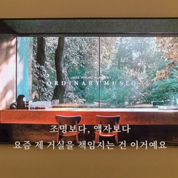 #콘수프기록집 #살림살이 #시크릿챌린지 #거실
전에 세입자는 TV를 두지 않고, 벽 한쪽을 데스크테리어로 꽉 채워두셨더라구요.
저는 도저히 TV를 포기 못 하겠더라구요 😂
책상 공간이 조금 줄긴 했지만, 그만큼 얻은 즐거움이 훨씬 커요.
#TV #QLED #55인치  #무드조명 #거실인테리어 #홈시네마 #플랜테리어 #데스크테리어 #노트북스탠드 #모니터암 #화이트우드 #거실소품 #홈카페 #스탠드조명 #벽걸이TV #거실꾸미기 #무선키보드 #무선마우스 #거실가구 #홈오브제 #무선마우스 #무선키보드 #한성키보드 #갤럭시북 #맞팔 #맞팔환영
