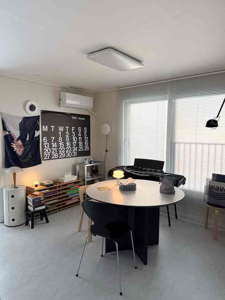 #오감리뷰 プログラムを通じて製品を提供され、直接使用してスタイリングした後期です。

日光電球の新しい壁照明、スノーマン25 W💡✨
ユグァンの凸凸スノーマンライトガッドはとてもきれいでかわいいです。

色はバターカラーとピンクもありましたが、
白の色が似合うと思うので白につけてみました。

照明をつけると、明かりが十分に明るくなり、夕方にスノーマンひとつだけをつけて生活しますㅎㅎ
照明を消したままでもオブジェのようにきれいでつけてもきれいなスノーマン25..!

私はスイッチの形で設置しましたが、正方形の形にカチッと背が高く触ります。
（埋め込み型で設置も可能です）

家に新しい壁の照明を入れようと悩んでいるなら、日光電球をお勧めします🤍⚪️◻️
製品名: SNOWMAN25 Wall

#日光電球 #ILKW #스노우맨벽등 #일광전구벽등 #벽등 #거실꾸미기 #거실인테리어 #조명추천 #벽조명추천 #홈스타일링 