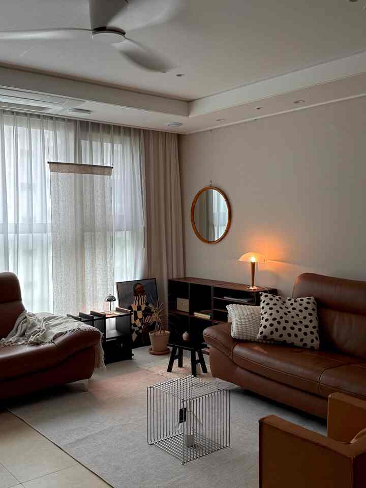 
ランプの光が壁に触れるたびに
空間が一トンよりふさわしくなり、
その中で一日の速度がゆっくり遅くなるのがいいです。

こんな時間がまさに 
秋が贈るギフトだと思います🍂



＃秋のリビングルーム＃暖かい一日＃静かな午後＃明るい美しい家＃今日の空間＃穏やかな一日＃一日の記録＃感情的なムード＃リラックスした時間＃秋の香り＃家の季節＃少し幸せ