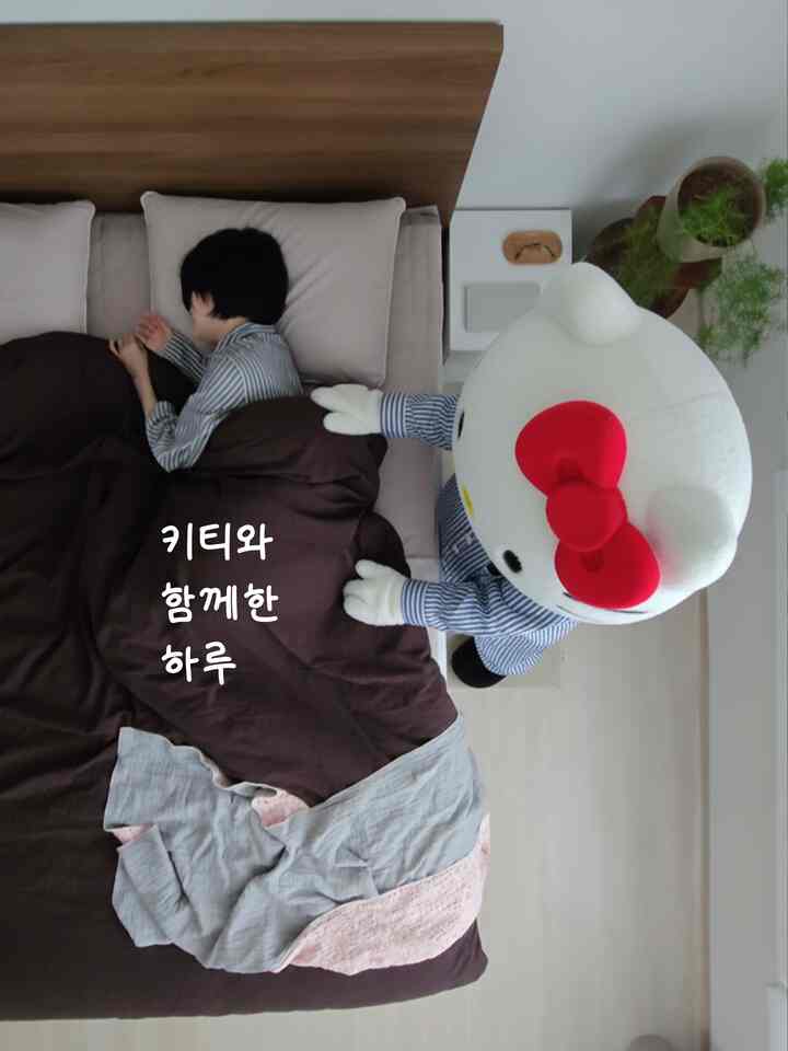 キティとの一日🧣

今年撮った我が家の写真を背景に
最近流行のキティ写真を作ってみました。

プロンプトを絞るのは面白いです。
時間がかかるとはわかりませんでした☺️

キティと一緒に家の写真を見る
普段とは違う特別な感じ〰️
aiのおかげで空間を眺める
また別の視線を学ぶことになったようです。

＃deevidai＃ナノバナナ＃キティタール＃人形タル＃サンリオ＃hellokitty＃sanrio＃家の装飾＃インテリア＃リビングインテリア＃アパートインテリア＃ビンテージインテリア 