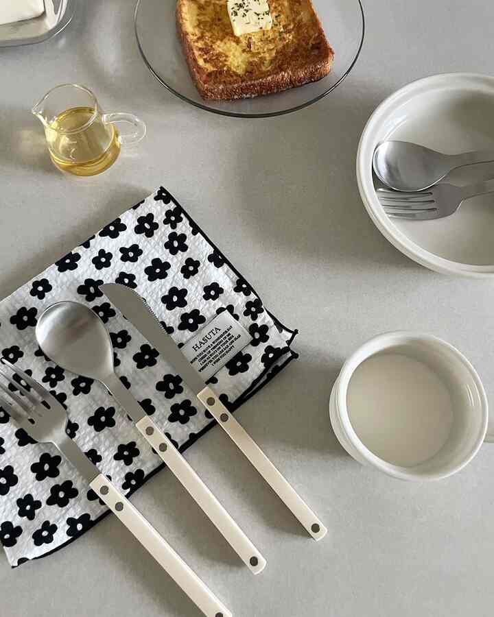 #콘수프기록집 #살림살이 #제품제공

週末の朝、ゆったりとした日差しが台所いっぱい入った日
小さな余裕を込めてフレンチトーストブランチを作ってみました🤍
卵の水に詰め込まれた食パンが野菜に焼かれている間
バターの香りが広がり、家の中が暖かく満たされました。