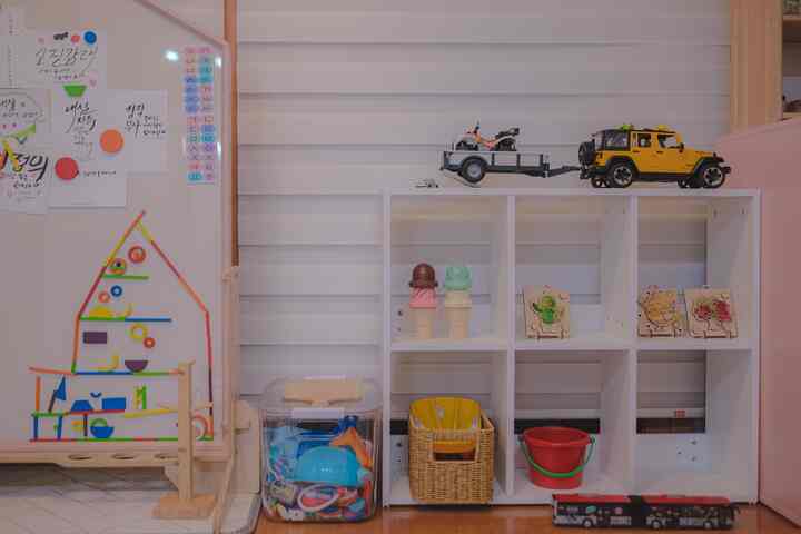 #콘수프기록집 #오늘의우리집セカンド

ホワイト収納場を入れるやいなや家の中の雰囲気が変わりました。雑然とした遊び場がまるで整理の美学を見せるショールームのように変わりました。正方形のカーンごとにアイスクリーム模型、パズル、おもちゃが揃っているので視覚的にも安定感ができ、空間が明るく見えて気分まで爽やかになりました。

特に好きなのは子供が直接取り出して整理できる高さ。おかげで「整理しよう」という言葉より先に自分で整える習慣が定着し始めました。上段には自動車を展示しておきましたが、それ自体でインテリアオブジェになったんですよ。ピンクの家具、ウッド素材、濃厚なマットとも調和し、空間のトーンをやさしく包み込みます。

空間を整理するのは、単に物を取り除くのではなく、心の余白を作ることだということをまた感じました。今日の家で見つけたこの収納状、心から満足のいく選択です。 #오늘의집 #화이트수납장 #놀이방꾸미기 #홈스타일링 #리빙인테리어 #감성공간 #정리수납 #우리집인테리어기록 