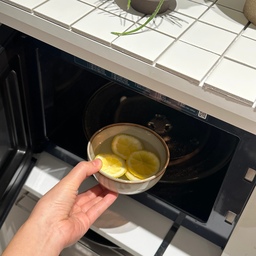 남은 레몬조각, 전자레인지 청소에 써보세요🍋
