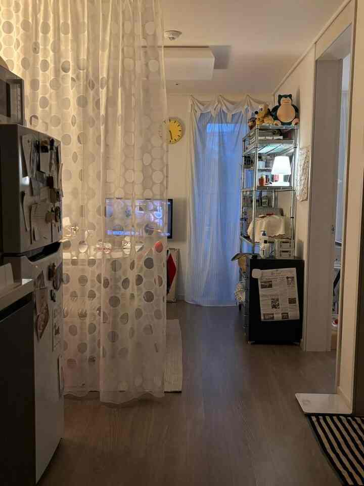 キッチンからリビングまで長く伸びている構造のため
空間の分離はいつも残念でしたが、冷蔵庫に基づいています。 
カーテンを取り付けてキッチンとリビングルームを分けました。  #거실 #거실인테리어 #자취방인테리어 #자취방꾸미기 
