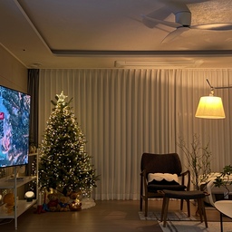 #오감리뷰 프로그램을 통해 제품을 제공받아 직접 사용하고 스타일링한 후기입니다.
🎄🎅 올해는 크리스마스 분위기를 조금 일찍 느껴보고 싶어서, 거실 한 켠에 트리를 꾸몄어요.
대형트리를 설치해본지 너무 오래 되어서, 올해는 커다란 트리를 만들려고 생각하고 있었는데 오감리뷰를 통해서 내츄럴하고 세련된 트리를 만났어요.  바로바로 ’드롭다운 탑별 드레스 전구 트리’예요. 풍성한 가지와 그레이그린의 은은한 색감이 정말 마음에 들구요. 인공 트리 특유의 번들거림이 없고, 진짜 전나무처럼 자연스럽고 따뜻한 느낌이예요.
설치도 생각보다 훨씬 간단했어요. 철제다리에 하단, 중단, 상단 가지를 꼽고 펴주면 트리 설치가 끝나요. 우산형 오토 트리라서 각도가 예쁘게 펼쳐지구요. 드롭다운 전구로 위쪽 고리를 걸면 아래로 술술 내려오더라고요. 엉킬 걱정도 없고, 한 줄씩 풀어주면 되니까 혼자서도 쉽게 완성할 수 있었어요. 처음 전구를 켰을 때 가지 사이로 은은하게 스며드는 불빛이 무척이나 매력적이예요.
탑별 장식은 탈부착이 가능해서 기분에 따라 별 없이 심플하게 두기도하고, 별을 얹고 전구를 켜면 완전히 다른 분위기가 되어요. 불빛은 엠버웜을 선택했는데 자연스럽고 따뜻한 두개의 웜톤이라 조명 없이 트리만 켜도 거실 전체가 포근하게 밝혀졌어요. 오랜만에 설치한 트리라서 그런지 가족들이 옹기종기 모여앉아 그 자체로 분위기가 너무 좋았어요.
가지는 촘촘하고 결이 자연스러워서 비어보이지 않았고, 전구가 가지 사이를 비치며 반짝이는 모습이 참 고급스러워요. 따로 장식을 많이 하지않아도 충분히 화려하고 예쁜 트리예요. 트리 아래는 미리 준비해둔 트리 스커트로 마무리해 주었어요. 몽글몽글 눈 내린거처럼 보여서 좋더라구요. 당분간은 이렇게 심플하게 즐기다가, 크리스마스가 다가오면 화려한 오너먼트를 달아주려구요.
무엇보다 가족들이랑 같이 꾸미는 시간이 참 즐거웠어요. 전구를 켜자마자 이게 얼마만에 느껴보는 크리스마스 느낌인지 환호하더라고요. 매년 크리스마스마다 꺼내 쓸 수 있을만큼 튼튼하게 만들어져서, 오랫동안 우리 집의 겨울 풍경을 책임져 줄 것 같아요. 설치는 간단하지만 완성도는 높고, 분위기는 살아나요. 따뜻한 연말 감성 느끼고 싶으신 분들께 추천드려요. 🎅✨
#조아트트리 #크리스마스트리 #전나무트리세트 #크리스마스트리추천 #미리크리스마스  #내추럴전나무트리 #드레스전구트리 #드롭다운트리 #드롭다운드레스전구 #탑별트리 #내추럴트리 #감성트리 #겨울인테리어 #홈데코 #거실인테리어 #거실스타일링 #조명 #우리집트리 #크리스마스분위기 #겨울소품 #연말인테리어 #거실꾸미기 #오늘의가든 #아이비 #곱슬버들 #맞팔해요