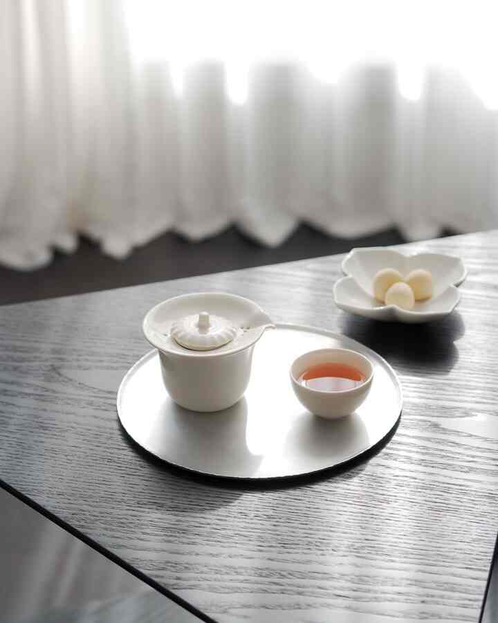 #예쁜템최고야 #콘수프기록집 #오늘의집 #스페셜크리에이터 #오늘의집크리에이터

提供|冷たい風の火で暖かいお茶を飲むことを考えると、

こんな私の気持ち どう知って無磁器で
グッドアイボリーライトイボリ茶館セットを送ってくれました。

好きな茶葉を懸念した
秋のぬくもりを残した一杯🍁
無磁器の感性がそっくり詰め込んだ多官＆ダワンのおかげで
一人で楽しむティータイムがより豊かになった気分です。

シム・ボグン作家の花びら - 4つの葉
お茶と一緒に楽しめる口通りまで加えて
ここが雰囲気の良い茶屋で、デザートショップです。

多管セットと
3種ブレンディングティーセットも用意してくれましたが、
清華、紅茶、花園はすべて素晴らしいですが、特に
ペパーミントにリンゴとイチゴの香りが加わった「花園」
あまりにも私の好みだから今日やるべきこと
一杯の懸念を飲むつもりでもうときめくねㅎㅎ

写真の中の武器のイボリ多管セット（Ebori daily teapot）は、
近いうちに無磁器公式スマートストアサンランチ予定と言います:)

#無磁器 #mujagi #mujagicrafter7 #애프터눈티 #티타임 #홈카페 #다관 #블렌딩티 #다완 #차도구} #지나집 #TEA 

