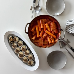 #오늘의우리집 #콘수프기록집 
#떡볶이 와 #김밥 은 느을 함께
시장에서 우엉을 한더미 사왔는데
몇일 버티다가 얼른 다뤄서 조렸어요
해놓으니 속이 뻥...
#선매떡볶이 #밀키트 는 #최화정 유투부 보고 먹어보고싶어서 