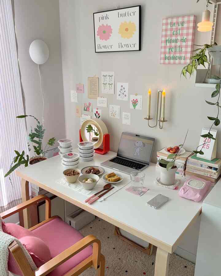 明るくナチュラルなトーンのホームオフィス、白いテーブルに昼食がきちんと並べられ、ピンク色の椅子が配置された空間