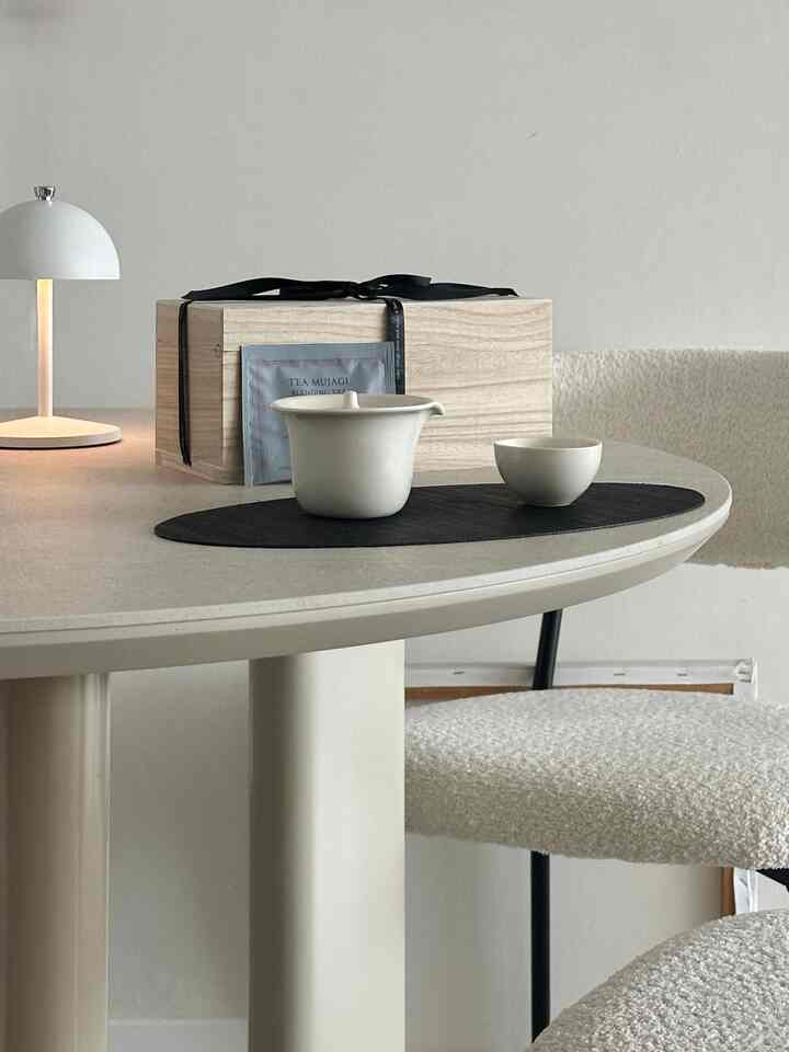 #大好きな愛情
自分だけの時間を完成する小さなゆとり🍵

忙しいスケジュールの中でもしばらく止まって 
息を選ぶ瞬間がどれほど大切か

最近無磁器のイボリ茶館セットと
ゆったりとしたティータイムがあります。

ほのかなアイボリー色と滑らかな質感、
指先から感じられるぬくもりまで、
使うほど落ち着いた美しさ 
魅力的な多管セットです。

無磁器の3種ブレンディングティーセットも用意してくれましたが、 
「清華、紅茶、花園」ともに味が良くて
その日の気分に合わせてお茶を選ぶのも楽しかったです。

まもなく近づく寒い冬、
無磁器のイボリ茶館セットと 
静かな日常の中で自分だけの時間を持つのはいかがですか
＃コンスープ記録＃コンスープ記録集
#ムジャギ #mujagi #mujagicrafter7 #ティータイム #ホームカフェ #ホームカフェ飾り #ホームカフェインテリア #茶道 #茶 #ティースタグラム #ホームカフェ遊び