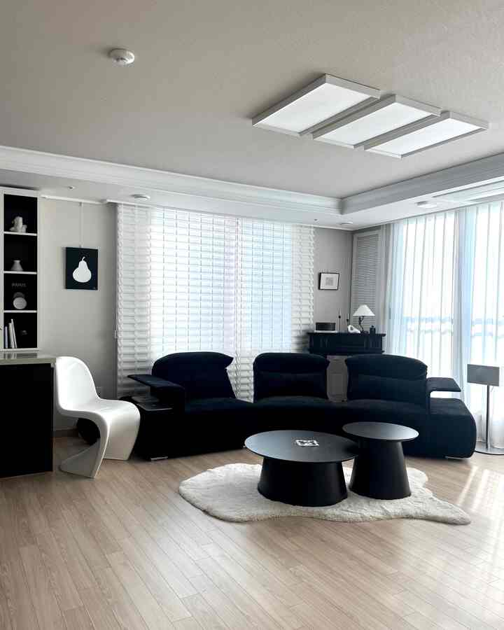 ＃五感レビュープログラムを通じて製品を提供され、直接使用してスタイリングした後期です。

🖤
私の家のリビングルームの雰囲気を変えました。
ブラック＆ホワイトモノトーン 
メインとなるソファがブラックで✨

私はソファのモジュール機能と両窓型構造を活用しています。
ラウンドの形で配置してみました。
私の家がラウンジになった感じです。 
午前中にリビングルームに出てくると気分が良かったです。

実際に受け取ると、デザインはきれいですが、ユニークです。
モジュール機能と肘掛け収納部分、6段階調整ヘッドレスト、 
生活防水などすべての機能がとても満足でした。

一番好きな機能は
自由に調節されるように感じる 
6段階調整ヘッドレストですよ🫶🏻
テレビを見たり、座って休んだり、本を見るとき
首まで支えてくれば快適です。
個人によって他のその角度を全て満足させてくれて
とてもよかったです👍🏻

柔らかい黒いベルベットの質感はとても魅力的です。
肌が届く感じも良く、特有の結形が高級感があります🖤 クッションカバーは取り外しも可能！

ヘッドレストを下に置くとスペースが広い感じです。
上げておくと快適さを与える居心地の良い感じだ。
様々な魅力で演出可能です:)
ゆったりとした座席としっかりとしたふわふわの座席まで
完璧ですね

実用してみて本当に楽だった部分は
肘掛けがサイドテーブルのようにしっかりして
ノートパソコンを持ち上げて使いやすい 
肘掛け収納部分に本や物を載せておくのがいい

ソファを本当にいろいろ使ってみましたが、
利点はこんなに多くのソファは一般的ではありません。
また説明できなかった何かが残ったような感じ！
無限の愛情で使ってみましょう🖤

🗝️homeandheal_ネロライフ防水撥水ファブリックモジュールソファ4人
@homeandheal.furniture

＃モジュールソファー＃ブラックソファ＃ソファ＃ヘッドレストソファ＃アームレスト収納＃収納ソファ＃interior＃ブラックインテリア＃ブラック＆ホワイトインテリア＃ブラックコンソール＃リビングインテリアアイテム＃モダンフレンチインテリア＃リビングインテリア＃ブラック家具＃家の家＃家#モノトーンインテリア #homedecor #interior #セルフインテリア #monotoneinterior #blackinterior 

