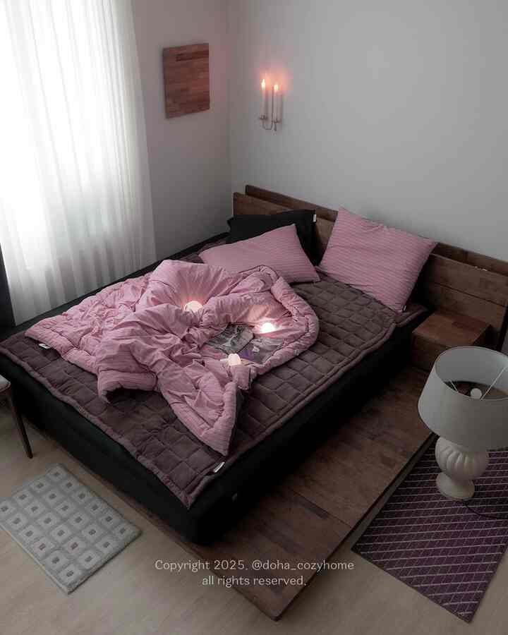 #今日の私の家 私がしばらく前に寝室を飾る人形の服を着るように感じられると言いましたが🤣寝具類の素材、色によってはっきりと変わるムードが面白いというのがその理由だと思います。 👀🩷

今日の服は(ｗｗ) 一度も試してみたことのないピンク!!ローダがスタイリングしてみました！ブラウン+ピンク配色の組み合わせに両面が素材感も違って、より魅力的に感じられることがありますよね！🥹

どんどん太陽が重なるほど寒さによく乗り始めるのに、また苦しいのは嫌で重い布団を覆うと閉鎖恐怖症だけ息が詰まってくるのに、この適度な厚み感と軽さ、柔らかさが私の心を狙撃しました。 🫶🏻🎀

📌ほむろモーメント極細社製品は11月3日発売され、プリオーダー進行中です！ピンクカラーは今日の家だけで行われますので、参考にしてください！

🏷️
@homuro.official モーメントチャック布団セット

#コーンスープ記録集 #chromeaesthetics #pinktone #寝室インテリア #ホームスタイリング #寝具おすすめ #ベッドスタイル＃ベッドコーデ＃癒しの空間＃落ち着く部屋＃かわいい部屋＃冬のインテリア