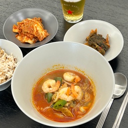 #살림살이 #콘수프기록집 11-2
냉장고 비우기가 시급한 지금!🥲
냉동고에 있던 짬뽕탕에 냉동 새우&바지락 더 넣어서 냉털했어요🙌🏻
#혼밥 #혼술 #짬뽕탕 #냉장고비우기 #냉털 #오덴세 #오덴세노드  #카모메키친 #수저세트 #플리츠수저세트 #스테인리스수저세트 #블랙테이블 #블랙식탁 #거실식탁 #4인용식탁 #타원형식탁 #헤즈로 #아크테이블 