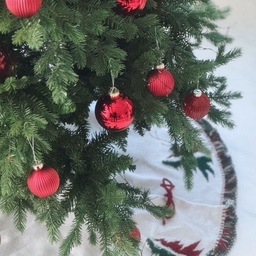 #예쁜템최고야 #콘수프기록집 크리스마스 트리 설치 완료! 🎄
가지 핀다고 분주하게 꾸몄는데, 생각보다 구멍이 숭숭...😅
작년엔 전구가 넉넉했는데 올해는 왜 이리 부족한지…🙄
뒤쪽은 전구도 없고, 그래서 오너먼트랑 같이 더 주문하려고요!
그래도 트리만큼은 완성된 기분!
크리스마스 분위기가 한층 살아나네요!
겨울 밤에 불빛 반짝이는 트리 보면 왠지 마음이 따뜻해져요.
올해도 겨울을 화려하게!🎅
#맞팔 #거실 #거실정리 #거실인테리어 #거실꾸미기 #육아일상 #아이사는집 #감성육아 #조명 #거실매트 #아기가있는집 #망고졔욱 #오너먼트 #아티파티 #영이오브제 #크리스마스 #크리스마스트리 #크리스마스소품 #크리스마스데코 #크리스마스꾸미기 #트리 #트리꾸미기 #트리장식 #트리조명 #트리오너먼트 #트리전구 #트리추천 #오너먼트추천 
