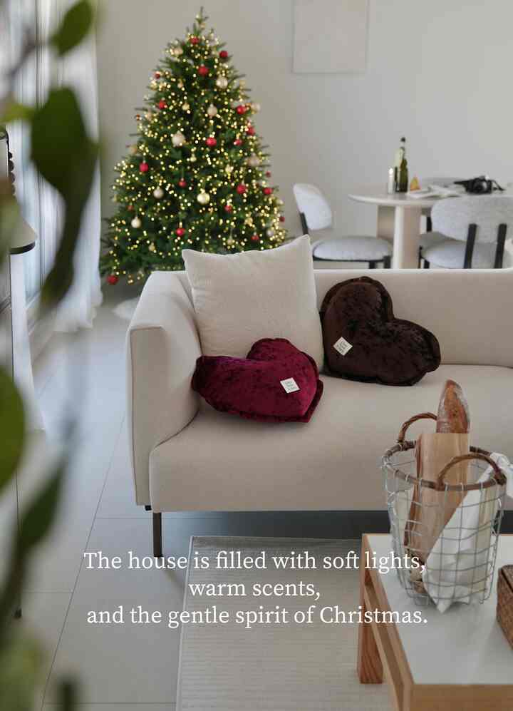 #오감리뷰プログラムを通じて製品を提供され、直接使用してスタイリングした後期です

シェヌアパリハートクッションでクリスマスときめくプラス🎄 
ベルベットならではのやわらかな結感にふっくらしたハートシェイプ、可愛らしいフリルディテールまで！ シェヌアパリならではの感性が感じられるシグネチャーデザインのクッション！

今シーズンは今日の家単独4つのカラー中バンショーとショコラカラーでピック🍷🤎どちらも秋・冬の雰囲気によく溶け込むカラーラツリーの横やソファの上にトゥクトオリ置いておけばすぐにクリスマスムード完成✨

身に付けるのにぴったり！良いサイズなので、本を読むときやテレビを見るときに自然に抱きしめられました。 カバーと綿が分かれて洗濯も手軽で、気分切り替えする時はカバーだけ交換して新しいムードで楽しめるかも！
 ギフトボックスやショッピングバッグのオプションも用意されている
家や年末の贈り物にもとても良いと思います🎁

今冬、シェヌアパリハートクッションで暖かいクリスマス感性を満たしてみてください🎄
⠀
⠀
⠀
🎁シェヌアパリ  #하트쿠션 #크리스마스 #홈파티 #방꾸미기 #하트쿠션 #크리스마스인테리어 #WinterHome #HolidayHomeDecor #Christmas