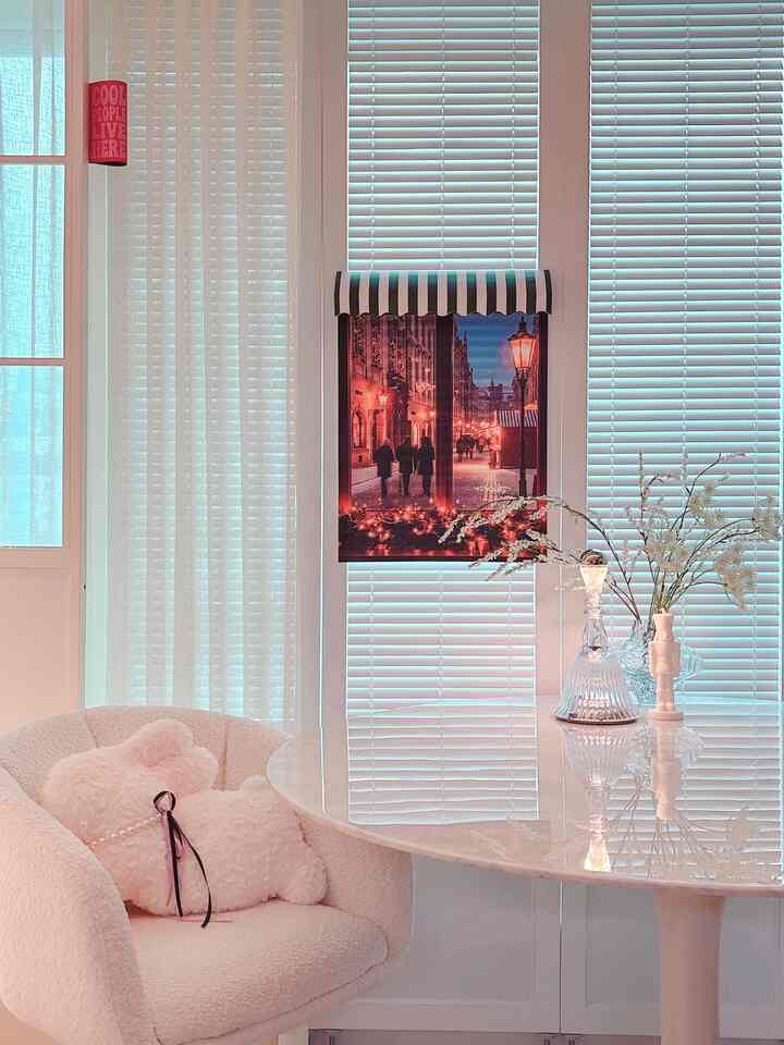 ＃五感レビュープログラムを通じて製品を提供され、直接使用してスタイリングした後期です。

今冬の初雪はいつ降りますか🌨️
白い咬傷雪が映画のように降る最初の雪の日のときめきに会った 
postershopkrの「部屋で出会うクリスマスの風景」 
X-mas window #1です♡︎
ウィンドウポスターに感覚的なオーニングが表現された魅力ある立体ポスターで
ポスターを見ているなら 
暖かく感情的なポスターに 
立体オーニングまで一緒にいるので、はるかに雰囲気があります。 
本物の窓のような気がします。

ゆったりとした週末
暖かいコーヒーを一杯下ろしてテーブルに座ってポスターを見ているので、窓の外にはキラキラと輝くきれいな冬、その中にいるような感じに気分までモングルで盛り上がりますね。
サイズはM/L二つで、私はLサイズで演出しました。
大きめの窓が苦しく見えず、本物の窓のような感じがして、とても満足していました。
丈夫な支管に入れて配送されるのでしわくちゃ心配なく、 
薄くない厚くて丈夫なフィルム紙になっているポスターで長く綺麗に鑑賞できますよ

ポスター一枚で冬のヨーロッパ旅行に出かけましょう𖤐
クリスマスウィンターインテリアポスターとしてもお勧めします。
。
。
。
。
＃ポスターインテリア＃クリスマス＃クリスマス小道具＃ポスター＃クリスマスポスター＃オーニングポスター＃ポスターショップ＃ヨーロッパ感性#christmasmood