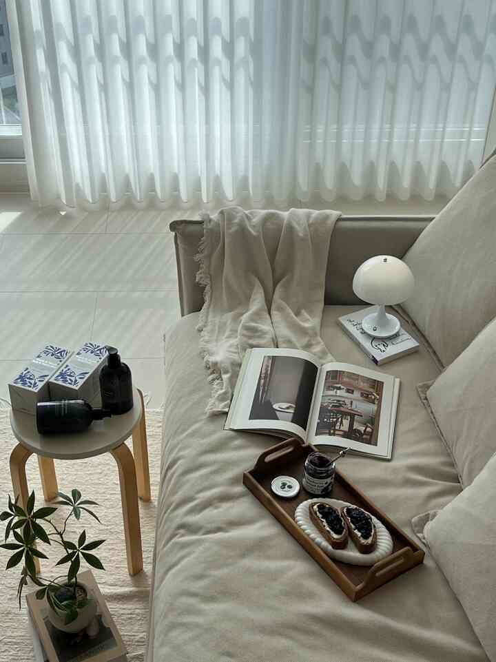 ＃今日の私たちの家＃コンスープ記録集

ソファが窓辺の近くにある場合 
ソファに座ったり横になったりすると、日差しが暖かく入ってくるので、より暖かいです。 
最近は午前～真昼にソファで寝転がったら一番幸せだったんですよ :) 
風は涼しく入り、日差しはとても暖かいです。 


#リビングルームインテリア

