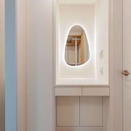 메인 침실에서 서브욕실로 가는 중간 공간,
드레스룸은 아이보리톤으로 화장대를 만들고
옆 쪽에 키큰장을 슬림한 스타일로 제작하여
자주 입는 겉옷 등을 놓으실 수 있어요
#드레스룸인테리어 #드레스룸 #화장대거울 #화장대인테리어 #화이트인테리어 #심플인테리어 #인천인테리어잘하는곳 #인천인테리어업체 #인천리모델링 