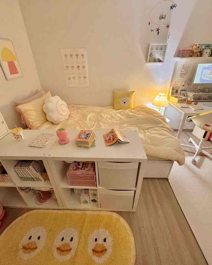 黄色とナチュラル色調の小さな子供部屋、ベッドと本棚が配置された雰囲気のあるインテリア