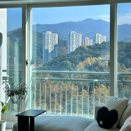#오늘의우리집 #콘수프기록집 11-5
가을이었다!🍁🍂
#2025년가을 #가을 #가을담은우리집 #거실 #산 #산뷰 #한샘소파 #패브릭소파 #거실인테리어 