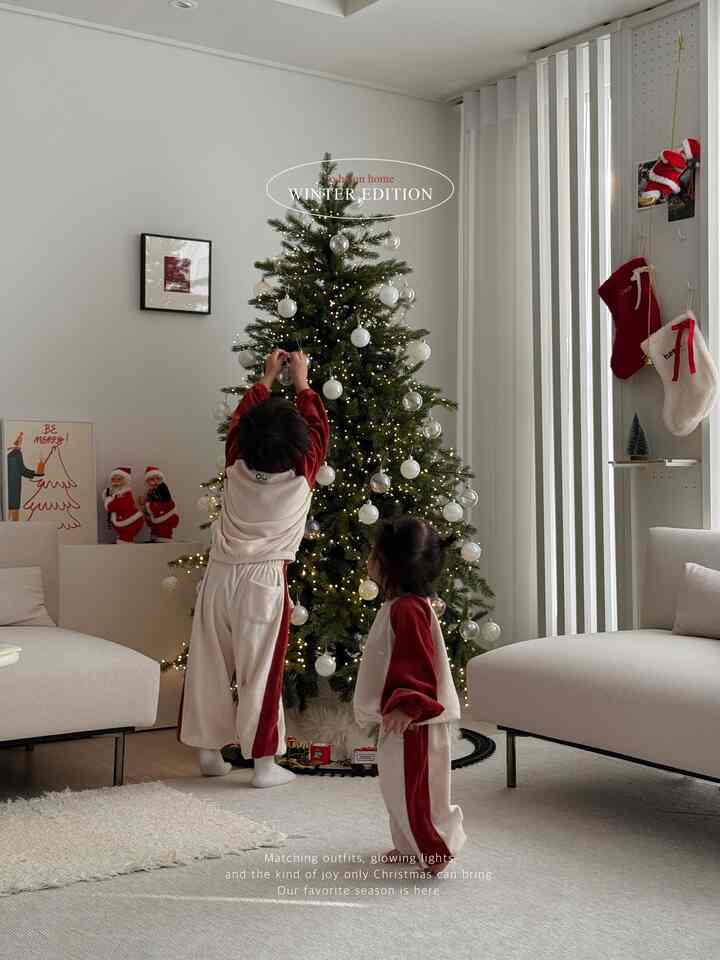 #크리스마스에진심인편

Natal seorang maksimalis itu intinya properti 🎄✨
Tentu saja, lebih dari 80% propertinya berasal dari Today's House.

Sebenarnya, saya sempat berpikir untuk melewatkan pohon Natal tahun ini karena terlalu repot...
Tapi sekarang setelah saya memasangnya, saya menyalakan lampu dan memandanginya setiap hari... 💡

Pangeran saya mulai membuat permohonan begitu saya memasang pohon Natal 😂,
dan putri saya memandanginya setiap hari, setengah takjub, setengah waspada 👑

Karena kami punya anak, saya mengisinya dengan properti untuk benar-benar menciptakan suasana Natal. Bagaimana menurut Anda?

Saya rasa Natal tahun ini akan lebih istimewa. Jika Anda sedang mempertimbangkan dekorasi Natal atau dekorasi ruang tamu, lihat ini! 🤍

#Rumah Hari Ini #오늘의집크리에이터 #스페셜크리에이터 #오집템 #내돈내산 #오집소품 #크리스마스인테리어 #미리스페셜크리스마스

#Dekorasi Natal #크리스마스소품 #거실인테리어 #홈데코 #집꾸미기 #일상기록 #아이일상 #엄마기록 #육아일상 #남매일상 #집순이집돌이 #우리집자랑 #크리스마스트리 #트리장식 #크리스마스준비 #크리스마스홈
#Interior Musim Dingin #겨울감성 #홈리빙