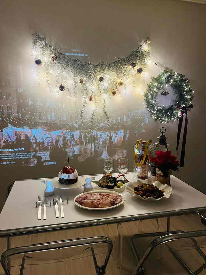#크리스마스에진심인편

It seems like Christmas spirit is everywhere.
I also get a bit gloomy as Christmas approaches.
This is our dining room decorated without a tree.
I thought long and hard about a tree, but the storage room was already... full of camping gear, so I gave up with tears in my eyes.
Then, I decorated the dining room with a Christmas theme.

I decorated it with Christmas garlands and wreaths,

but the Christmas spirit was still there,

and we had a wonderful Christmas :)

#Kurmi's
#ChristmasInterior #크리스마스파티 #크리스마스홈파티 #크리스마스홈파티메뉴 #크리스마스홈파티음식 #크리스마스소품 #크리스마스리스 #크리스마스가랜드 #크리스마스와인잔 #크리스마스음식 #크리스마스메뉴 #트리없이꾸민크리스마스 #다이닝룸 #다이닝룸인테리어 #다이닝룸꾸미기 #다이닝룸테이블 #스탠바이미 #스탠바이미앰버서더