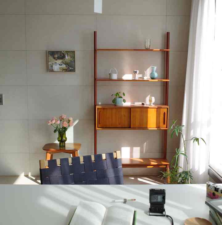 ナチュラルな木目調と植物が調和した、日差しが差し込む明るく落ち着いたホームオフィスのインテリア