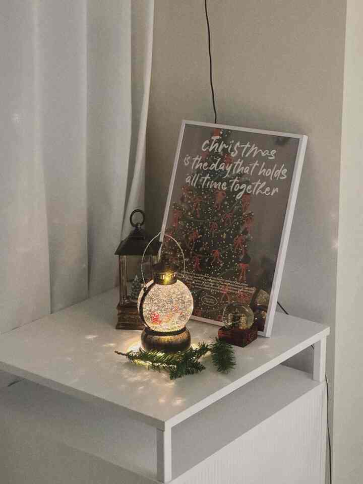 #今日からクリスマス #1日目記録ツリーの横に置く小さなクリスマス小物たち！ 
ずっとひとつずつ張だけ中です！ 🎄
一つ一つ選んでクリスマスの雰囲気がますます生きていく感じですよ😊

＃インナージョギング＃インナージョギングポスター＃クリスマス準備＃クリスマス＃クリスマス小物＃クリスマスインテリア＃ミリクリスマス＃メリークリスマス＃ウォーターボール＃オルゴール＃クリスマスオルゴール＃クリスマスオブジェ＃クリスマスポスター＃額縁 