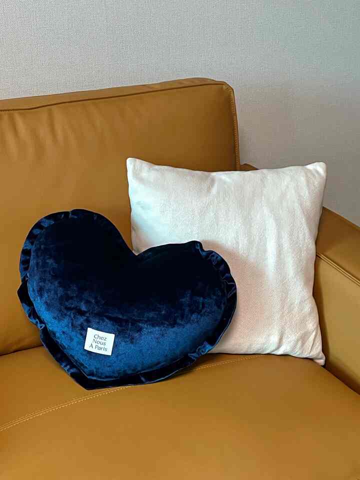 どんどん目を引くハートシェイプと高級陣ベルベット材質🖤

明るいカラーコンビネーションではなく、新しくながらもマッチするムードを演出したくて見つけた
シェヌアパリハートクッションミッドナイトベルベットカラー！

キャメルトンのソファはブラウンカラーだけ似合うと思うほか、ディープブルーのカラーがよく似合ったんです。
寒い冬にショパに座ってあれこれする方ですが、いろいろな方法で活用するのがいいです。特に、本を読んで、テレビの時に落ち着いていてくれる安定感最高：wavy_dash：サイズも負担にならないように適切ですね

シックだがキチラブリのスプーンを与えるシェヌアパリのハートクッションカバー次の色も気になりますㅎㅎ

＃シェヌアパリ＃ハートクッション 