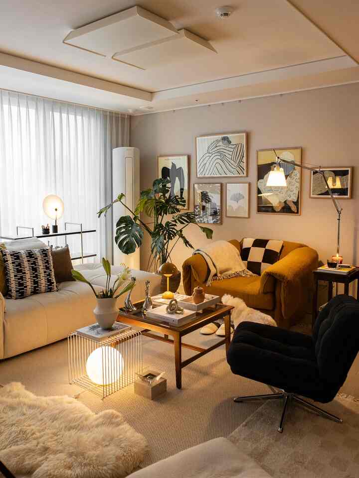 白とマスタードの北欧風リビング、ラグとソファ、フロアランプが居心地の良い雰囲気を演出する空間
