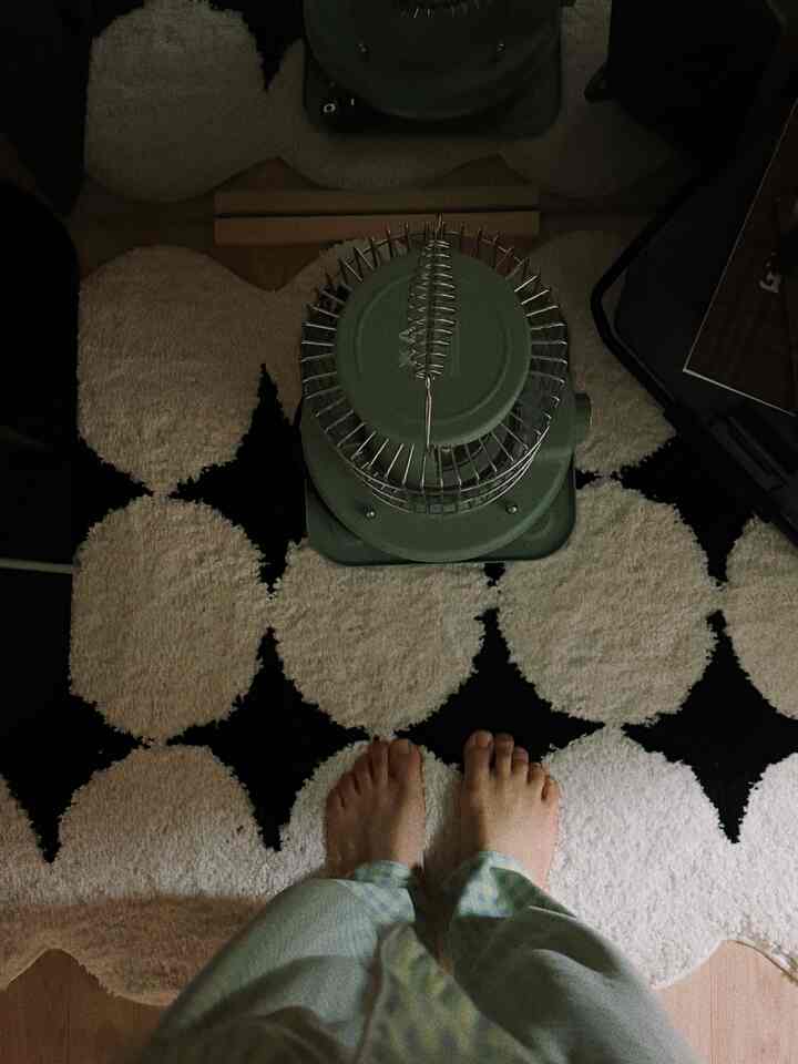 こんにちは、皆さん！
急に寒すぎなかったの？目まで溢れ出て、
❄️❄️❄️

朝に出るのが世界で一番大変なミッションになってしまった最近です。 🥹🥹

今日は、私たちの家を世界で「最も暖かい洞窟」にしてくれる幅広い冬のインテリア戦略を持ってきました。 

大きなお金をかけず、ファブリックと小物だけで
家の中の温度を確かめる〜高めるTip 

1️⃣最初のヒント：ラグを活用してみましょうか？ 🧺
この空間は玄関に近い場所にある-全身ミラーゾーン-で、
出勤途中に私がいつも装いを確認しに1日1訪問する空間です。
数日前までしかここは一番底に届く足裏が冷たい空間でした。

もう冬のふわふわ感に、足裏も守ってくれますよ。