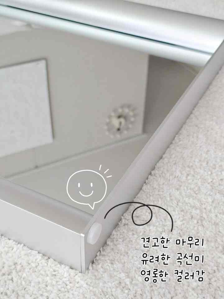 明るい寝室に丈夫なアルミフレームの大きな白い鏡と柔らかい白いカーペットが置かれた整った空間