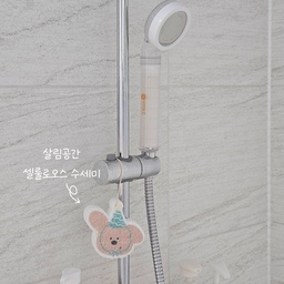 #공간별살림템 #욕실살림템 
주방 수세미로 구입했던 살림공간 셀룰로오스 수세미!
5P 구성이라 여유있게 사용 중이에요.
하나는 욕실에 두고 세면대랑 거울, 구석구석
청소할 때도 사용하는데 셀룰로오스 소재가
뽀독뽀독하게 정말 잘 닦이더라고요!
간단한 청소는 거품없이 물만 묻혀서 슥삭
닦아줘도 충분해서 욕실에 걸어두고
요즘 자주 쓰고 있는 살림템이에요 🧽
디자인도 아기자기해서 욕실에 툭 걸어둬도
인테리어 해치지 않아 마음에 들어요 🤍
.
.
.
#살림살이 #살림템 #살림템추천 #살림템공유
#욕실청소 #욕실청소도구 #욕실청소템 #욕실청소용품
#욕실청소팁 #욕실청소솔 #수세미추천
#수세미걸이 #자석고리 #욕실인테리어 #주방수세미
#셀룰로오스수세미 #예쁜살림 #예쁜살림템
#청소템추천 #청소용품 #청소꿀팁 #욕실청소꿀팁
#신혼살림 #살림팁 #살림 #맞팔
#신혼살림템 #신혼집인테리어 