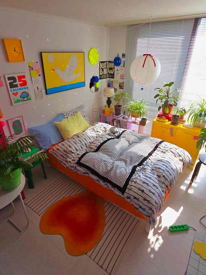 #2025올해의집
Saya memimpikan ruang yang bahagia. ✨

Sebagai seorang maksimalis yang menyukai warna, mungkin bagi sebagian orang itu tampak berantakan, tetapi bagi saya, seorang yang lebih tenang, rumah saya adalah sumber vitalitas dan energi.

Saya senang mengubah barang-barang lama, jadi saya memiliki banyak furnitur dan aksesori yang telah saya cat sendiri.

Memiliki barang-barang unik yang benar-benar milik saya sendiri adalah kegembiraan besar dalam mendekorasi rumah.

Saya tidak tahu banyak tentang gaya desain interior atau merek-merek terkenal, tetapi saya rasa Anda tidak perlu mempelajari semuanya untuk mendekorasi rumah Anda.

Mengisi rumah Anda dengan hal-hal yang Anda sukai dan yang membuat Anda bersemangat akan segera mengubahnya menjadi ruang yang membuat Anda merasa nyaman hanya dengan memasukinya. Dan saya menemukan bahwa saya juga terhubung dengan orang-orang yang memiliki selera yang sama dengan saya.

Saya berharap semua orang tinggal di ruang yang dipenuhi dengan kegembiraan unik mereka sendiri. :-)

#InteriorWarna #거실인테리어 #침실인테리어 #플랜테리어 #셀프페인팅 #액자인테리어 #홈스타일링 #러그 #조명 #스툴 #소품스타일링 #오늘의집 #오늘의집크리에이터 #스페셜크리에이터 #2025올해의집어워드 #콘수프기록집

