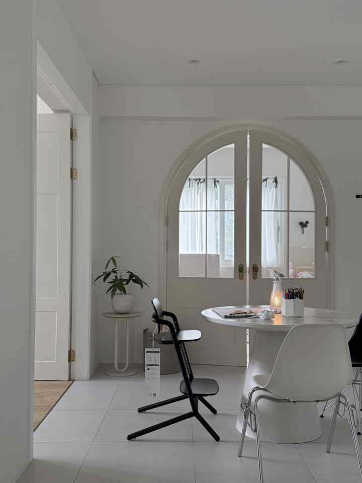 #2025올해의집

As a working mom with absolutely no knowledge of architectural design, I longed to build a home that would fit my family perfectly,
so I unraveled the vision of a house I had in my head.

I requested a one-dimensional hand-drawn drawing from the construction company, and the drawings were created. As I lived, I gradually realized that the house was becoming complete, with the addition of my family's image.

The photos and writing I post on Today's House focus less on special presentations,

and more on "what the house represents to us at this very moment."

They often capture the organization, emptying, lighting, and the three of us in the house.

Rather than simply showing the house with its furniture and accessories, I tried to capture the natural beauty of our family's presence in the space.

Our house is a 140-square-foot single-story house, characterized by its high ceilings, large windows, and double-hung doors, creating an open feeling.

Some days, the sunlight is the focal point,
and other days, the sound of children running around fills the house... ^^
It's also a space where that "feeling of living" is naturally captured.😊

There are so many people with incredible taste and a homely atmosphere that I hesitated for a moment when I received the award invitation.
But thanks to those who have appreciated my archives, I've found the courage to apply.
I thought it would be incredibly meaningful if the story of my home could inspire someone else. :)

While consistently documenting my daily life on Today's House,

I've tried to respond to every comment, no matter how small.

I'd be proud if my posts and photos helped someone.^^
I'm grateful to be a part of this year's House Awards,
and thank you to everyone who has read my daily journals! I hope you have a warm and fulfilling holiday season ♡

#Single-Story House #주택인테리어 #2025올해의집어워드 #아이있는집 #홈스타일링 #마당있는집 #단독주택 #주택살이 #양개형문 #거실인테리어 #침실인테리어 #아이방인테리어 #주방인테리어 #대면형주방 #키친핏 #화이트인테리어 #층고높은집 #워킹맘 #아이와함께하는집

