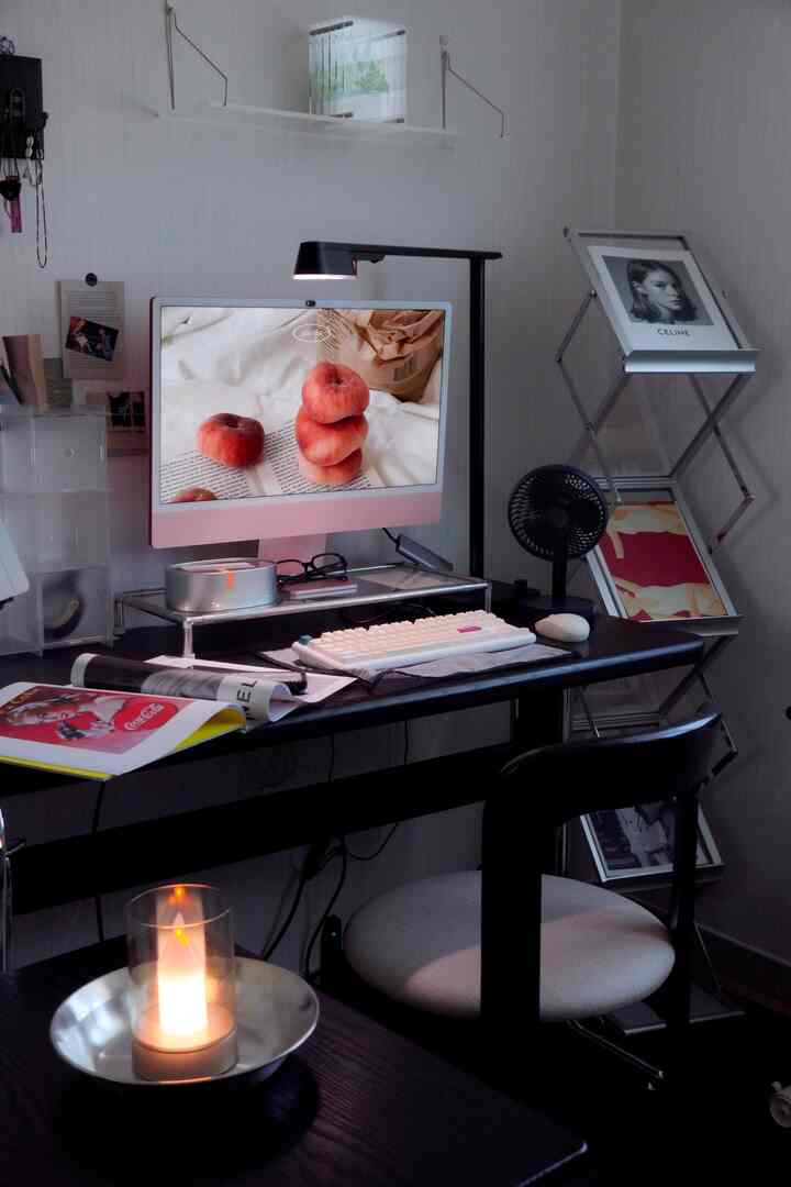 ブラックとホワイトのトーンのホームオフィス、シンプルでモダンな作業環境が印象的な空間