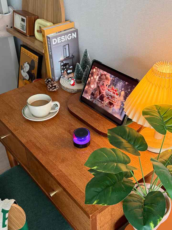 温かみのある木目調の寝室の化粧台スペース、タブレットとプリーツランプ、ホームカフェの装飾が調和した印象的な空間