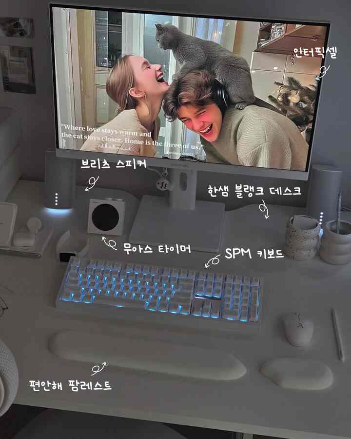 清潔感のあるホワイトトーンのホームオフィス空間、ハンサムデスクとインターピクセルモニター、メカニカルキーボード、ブリッツスピーカーが配され、快適な作業環境を提供している。