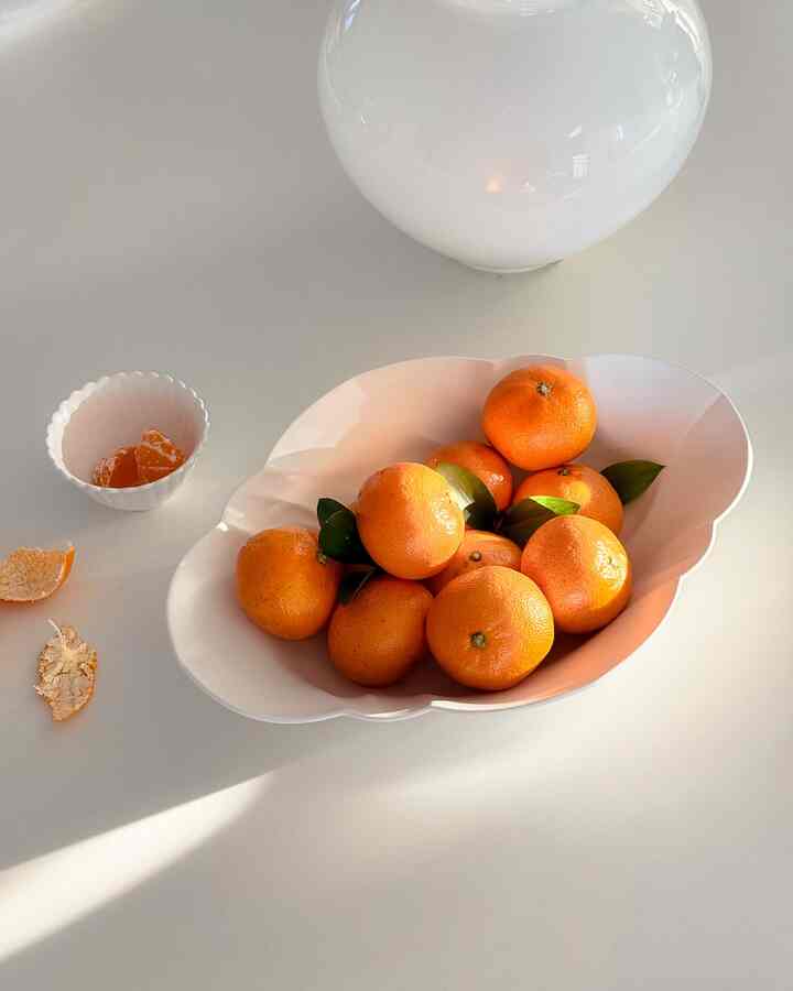 ＃かわいいテム最高です＃コンスープ記録集 

提供|包装を開ける瞬間、感心が飛び出してきました。
こんなに美しいシェイプなんて✨
無磁器ブリーズオーバルプレート（Breeze oval plate L）の美貌に圧倒されてしまいましたよ🤩

様々な無磁器の製品に出会って書いてみましたが、 
私の基準のきれいなのは断然1位ではないかと思います🥇

🌊波がひらめくようです。
🌬️あの遠くの丘の排気から吹く風に似ているか
エレガントで繊細な曲線の美しさがそっくり詰まった器です。

(W)325 X (D)235 X (H)60mm 

ゆったりとしたサイズにオーバル形のボールで奥行き感があり、メインフードを盛り込んでもいいだけでなく、果物やパンなどを入れておくにもとても良かったです。
冬の果物はみかんではないでしょうか🍊🍊🍊
そういう意味で転がっていたみかんをただ詰めてみたが、そのきれいを隠すことができないこと💛
だから武器をどう愛情しないのかと思います🫶🏻

私が惚れ、また惚れた無磁器ブリーズオーバルプレートLはカリー単独商品で「カリ」そして無磁器自社モールとスマートストアで購入が可能です
最近カリーがクーポンもたくさん振りましたが、クーポンチャンス利用して今回の機会に我が家のキッチンを輝かせるきれいな器一つ買ってみてはいかがでしょうか？
私が持っているマットな質感のほかに光沢のある乳光製品も選択可能なのでお好みで選んでみるといいようです！

私はこのボウルに何を入れると年末の食卓がより明るくなり、ボウルも+食べ物も輝くことができるか悩んでいます。 
メニューおすすめ、歓迎>.< 🎄

🏷️ MUJAGI Breeze oval plate L (matt/gloss)

＃無磁器＃mujagi＃今日の家＃スペシャルクリエイター＃今日の家のクリエイター 