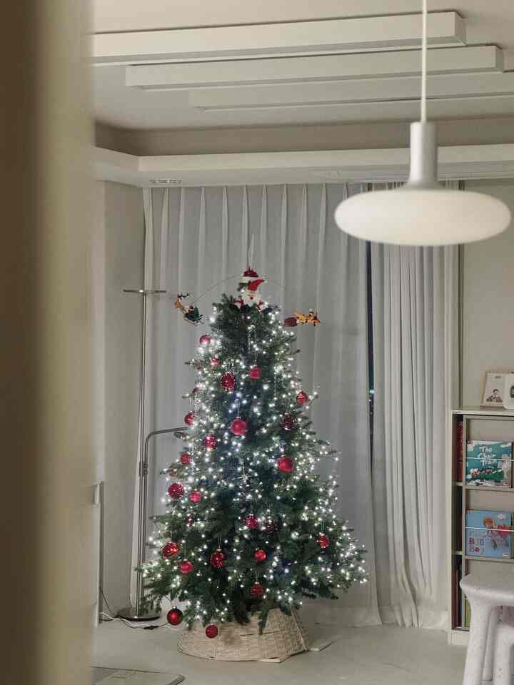 ＃何のチャレンジも家で毎日見る私の家の木が最高です🎄

＃リビングルーム＃リビングルームの景色＃リビングルームインテリア＃リビングルーム＃リビングライト＃ダイニング照明＃ダイニングテーブル照明＃セラミックダイニングテーブル＃セラミックダイニングテーブル6人＃セラミックダイニングテーブルセット＃ツリーおすすめ＃ライマス＃デイルームデスク＃スライディング収納場＃スライディング場＃リバート収納場＃マンゴースクウク＃40ピエロリビングルーム＃40ピエロアパート＃マロ＃クリスマス準備