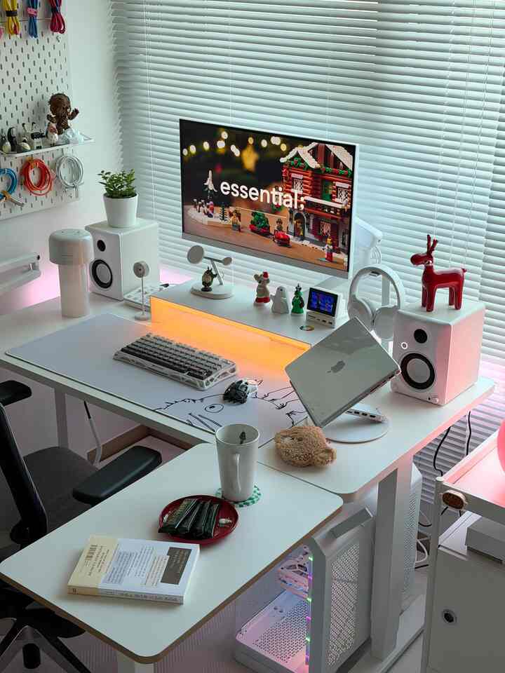 Menambahkan sentuhan warna pada meja putih‼️

Aku mendekorasi ruang kerjaku dengan tema Natal yang berkilauan! ✨

Pencahayaan dudukan monitor terus berubah,
dan aku menambahkan warna pada lampu gelombang IKEA.

Aku juga menambahkan pemutar Soundgood dan patung Rudolph dari Modern House untuk aksen tambahan! ♥️

Dan aku mencoba menggunakan meja samping berbentuk teko, yang hanya kugunakan di ruang tamu, di sebelah mejaku.

Aku menyukai ruang tambahan dan nuansa nyaman yang tercipta. Aku menyadari inilah alasan orang meletakkan meja di sebelah meja kerja mereka. 😊

Ini adalah zona kerjaku sendiri, dengan aksen warna-warni yang nyaman. 😃

#RumahHariIni #콘수프기록집 #데스크꾸미기 #책상꾸미기 #데스크테리어 #화이트데스크 #사이드테이블 #핏쳐테이블 #사운즈굿 #모던하우스 #이케아 #이케아조명 #무인양품 #크리스마스 #쮸리빙하우스