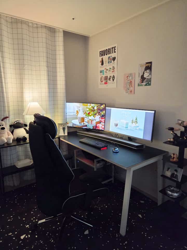 This is a review based on my personal experience using and styling the product provided through the #오감리뷰 program.

A comfortable chair for long periods of sitting.
If you're looking for a chair that fits your body perfectly,
<Your Size Chair Bus 700>

Made in Korea, it has a clean finish.
This gaming chair is long-lasting and free of minor issues.
My husband loves it!

The armrests are 4D adjustable, allowing you to adjust the height, back, and width.

The seat is made of high-density sponge, so it's soft and supportive,
but it's firm and doesn't sag, so it reduces back strain even when sitting for long periods of time.

I highly recommend this computer chair not only for gaming, but also for those working from home or studying for long periods of time.

#GamingChair #사무용의자추천 #컴퓨터의자 
#ChairRecommendation #홈오피스의자 #장시간의자 
#DomesticChair #허리편한의자 #책상의자 
#YourSize #체어버스700 #데스크테리어 #책상꾸미기 
#DeskInterior #게이밍룸인테리어 #게임방 #게이밍데스크 
#GamingComputerChair #데스크꾸미기 #오늘의가든 #맞팔 

