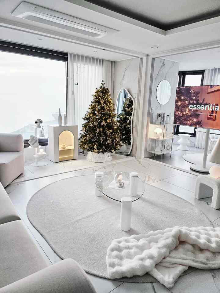 #FTC19話ストーリー＃FTC記録＃私たちの家紹介 

ホワイトトーンでいっぱいのリビングルームに
冬が静かに降りた家ですよ🤍

ツリーライトが点灯したら
家の中の空気まで暖かくなる感じがします。
すぐにクリスマスが近づく
うれしいですが

一方では、クリスマスが過ぎると
ちょっと残念になります😢

私は今日の家をやっています
Tree🎄も初めて購入します。
クリスマスを家庭でも楽しむことができます。
私は喜びを大きく感じました。
もっとそうですか？

＃クリスマスツリー＃クリスマス＃ホワイトインテリア＃リビングルームインテリア＃リビングテーブル＃暖炉装飾品＃シフォンカーテン＃冬のラグ＃小道具インテリア＃オブジェインテリア＃ホワイトオブジェ＃ホワイトダイニングテーブル 




