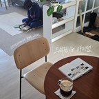 오늘은 2026년 새 다이어리를 처음 펼쳐봤어요. 2025년이 벌써 끝이라니, 참 감회가 새롭달까요.

저희 집에 뉴페이스 의자가 하나 들어왔어요. 오늘의집 스페셜크리에이터 활동을 통해 선물받은 HAY 소프트 엣지 40 체어랍니다.

우드 가구 좋아하는 저에게 오크 컬러는 사랑... 시트와 등받이의 둥글둥글한 곡선 덕분에 오래 앉아 있어도 편안하더라고요.

오늘의집 스페셜크리에이터로 활동하면서 이번에도 좋은 경험과 추억을 많이 쌓았어요.
비록 오프라인 행사에는 함께하지 못했지만 매주 다른 크리에이터분들과 다양한 컨텐츠, 톡톡 튀는 아이디어를 공유하며 집 꾸미는 재미도 다시 한번 느꼈고요. 개인적으로 영감도 많이 받아가요.
 
게다가, 이렇게 멋진 가구도 선물받고요✨

#오늘의집 #스페셜크리에이터 #오늘의집크리에이터 #스페셜브랜드협찬 #프리미엄가구 #거실인테리어 #우드인테리어
