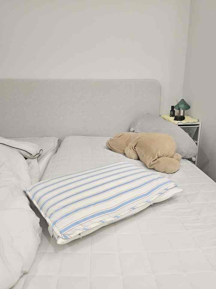 #살림살이 #콘수프기록집
How often do you change your pillowcase?
It's a bit of a hassle, but it feels so uncomfortable not to change it 😅
So these days, I use a banded pillowcase.

I just slip it on top of my existing pillowcase,

so the burden of changing it has been greatly reduced.

Easy to replace means I change it more often.

For families with sensitive skin or sweaty family members,
it's a really practical item!

#Pragmatist #찐후기 #베개커버 #밴딩베개커버 #침구관리 #침구위생 #생활꿀템 #살림템추천 #실용템 #내돈내산 #피부관리 #집꾸미기

