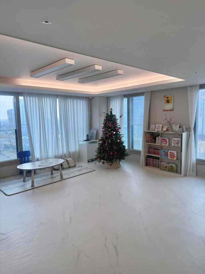 初めて見上げる新しい我が家の角度

ソファがなくて子供が飛び回る（？）遊ぶのが好きです。 
おかげで本当に一日も抜けずに走らないように叫びます🤣

#リビング前景#リビングスタイリング#ツリー＃井戸天井間接照明＃間接照明＃リビングクリーニング＃リビングカーテン＃リビング家具＃リビング本棚