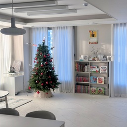 드디어 크리스마스가 정말 코앞까지 다가왔어요! 🎄
아이의 선물도 미리 사서 포장까지 마쳤고, 베란다에 몰래 숨겨두었답니다.
선물 받고 신나할 아이 모습을 상상하며, 저도 벌써 행복해지네요. 🎁😊
#거실 #거실전경 #거실인테리어 #거실꾸미기 #거실조명 #다이닝조명 #식탁조명 #세라믹식탁 #세라믹식탁6인 #세라믹식탁세트 #트리추천 #크리스마스트리 #크리스마스트리꾸미기 #트리꾸미기 #트리오너먼트 #크리스마스트리오너먼트 #트리장식 #크리스마스트리장식 #라이마스 #일룸책상 #슬라이딩수납장 #슬라이딩장 #리바트식탁 #리바트수납장 #망고졔욱 #40평대거실 #40평대아파트 #이너조깅 #이너조깅포스터 #크리스마스이브
