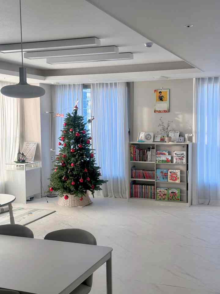 いよいよクリスマスが本当に鼻の前まで近づいてきました！ 🎄

子供のプレゼントもあらかじめ買って包装まで終え、ベランダにこっそり隠しておきました。
プレゼントされて楽しい子供の姿を想像し、私もすでに幸せになりますね。 🎁😊

＃リビングルーム＃リビングルームの景色＃リビングルームインテリア＃リビングルーム＃リビングライト＃ダイニング照明＃ダイニングテーブル照明＃セラミックダイニングテーブル＃セラミックダイニングテーブル6人＃セラミックダイニングテーブルセット＃ツリーおすすめ＃ライマス＃デイルームデスク＃スライディング収納場＃スライディング場＃リバートダイニングテーブル＃リバート収納場＃マンゴースクウク＃40ピエロリビングルーム＃40ピエロアパートメント＃インナージョギング＃インナージョギングポスター＃クリスマススイーブ
