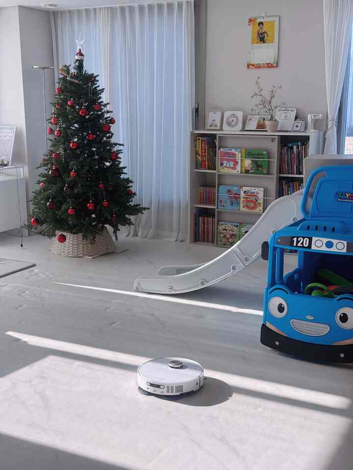 出勤前にリビングの床を片付けてロボット掃除機を回す
今日はクリスマスイブラの姪が来る予定ですよ！

＃ロボット掃除機＃ロボット掃除機おすすめ＃ロボット掃除機長＃ロボット掃除機収納場＃ロボット掃除機収納＃ロボット清掃機＃ロボット庁舎＃リビングルーム＃リビングルームインテリア＃リビング飾り＃クリスマスの装飾＃トリオナメント＃オーナメント＃リビングルーム＃リビング本棚＃スライドブック 