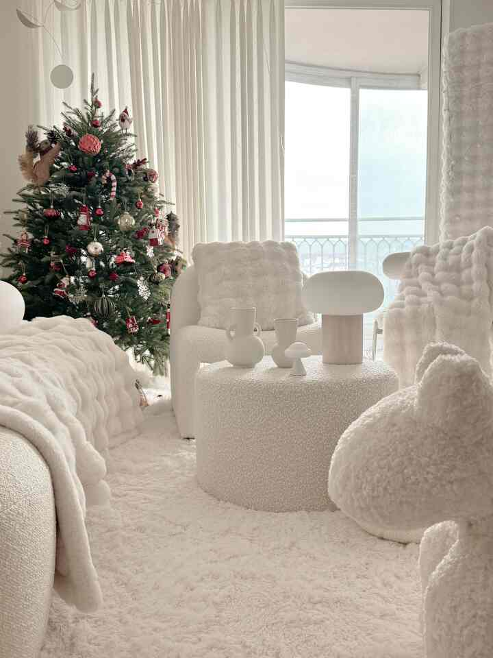 ＃挑戦集が＃FTC19のストーリー

私たちの家は典型的な建物のアパート17坪で、大きくて長いベランダと昔ながらの構造を持っています。
結婚1年目の新婚夫婦でこの家に入ってくるようになり、新しい宝座をより暖かく快適に休める空間にしたかったです。

家の全体的なコンセプトは、ホワイトブクレを主素材としたホワイトインテリアです。
ホワイトカラーを中心に使用しますが、様々な素材感を加えて単調ではなく、多彩な雰囲気を作ろうとしています。

特に冷たいホワイトよりは暖かいトーンのホワイトを好む方です。
イルミネーションもちゃんとしたホワイトよりは昼光色を活用して全体的にやわらかな雰囲気を演出しました。

＃ブクレソファ＃ブクレチェア＃ホワイトインテリア＃ホワイト家具＃ホワイトトーンインテリア＃リビングインテリア